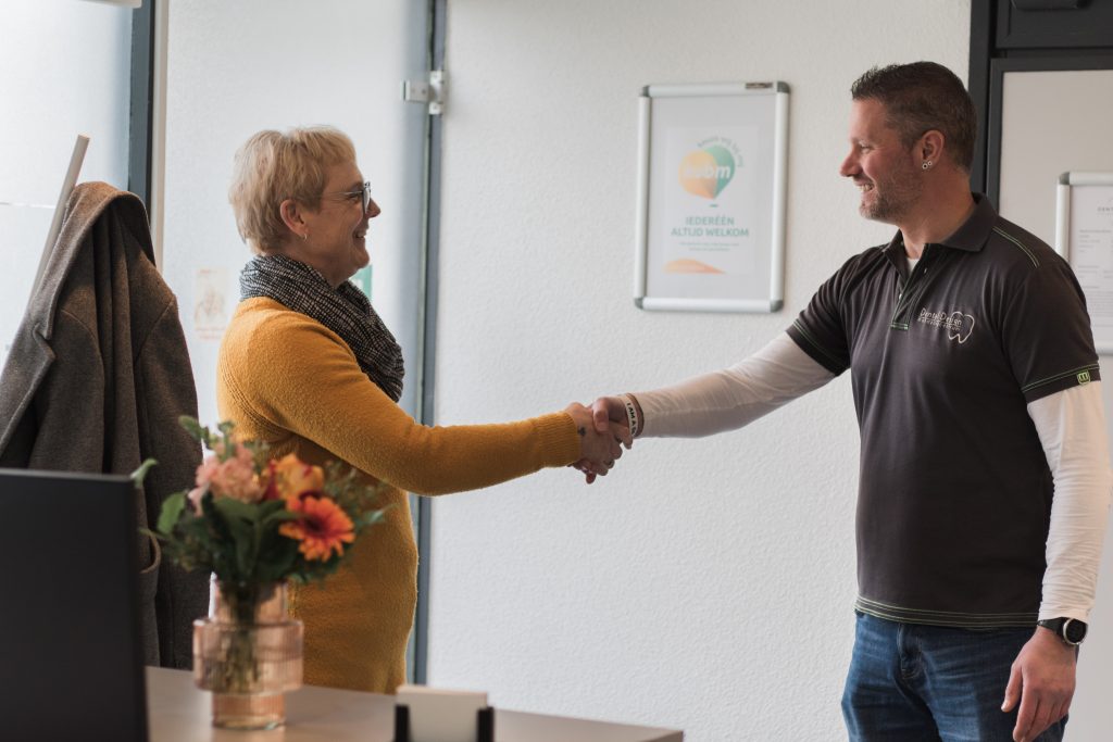 Reparatie van een beschadigd kunstgebit